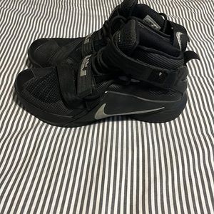 Size 11 Nike lebron soldier mens shoes